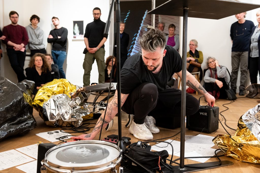 Raphael Sbrzesny_Performance_Haus am Waldsee